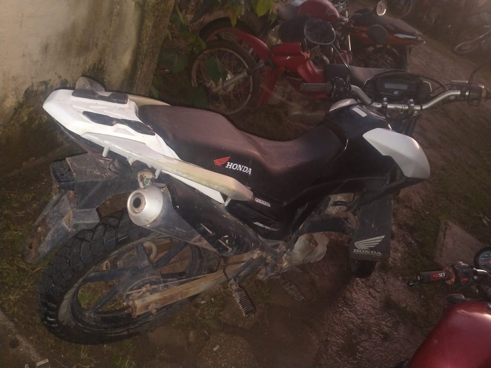 Moto foi recuperada pela polícia com suspeitos de arrastão em Tailândia   — Foto: PM/Reprodução 