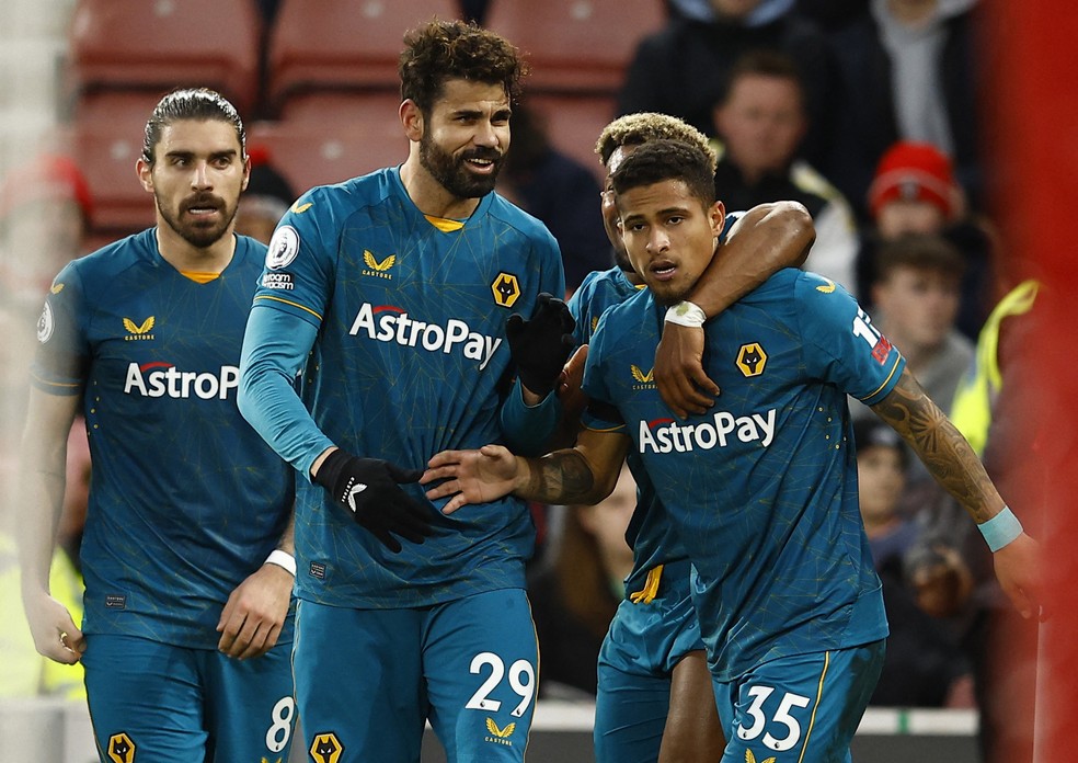 João Gomes comemora seu gol, na estreia pelo Wolverhampton — Foto: Peter Nicholls/Reuters