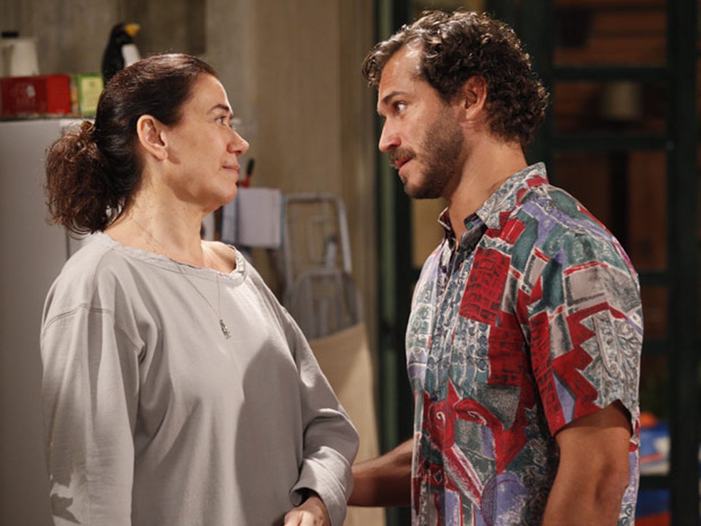 Guaracy (Paulo Rocha) fica com ciúmes de gesto de René (Dalton Vigh) com Griselda (Lilia Cabral) em 'Fina Estampa' — Foto: Globo