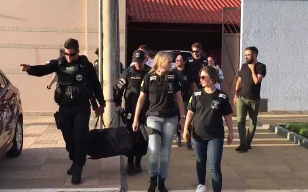 Polícia apreende mala com dinheiro e armas em casa de João de Deus, em Abadiânia, Goiás — Foto: Reprodução/TV Anhanguera