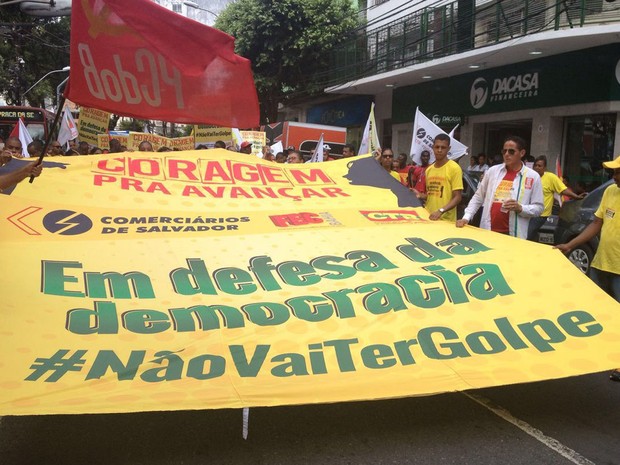 Manifestantes caminharam em direção à Praça Castro Alves (Foto: Natally Acioli/ G1 BA)