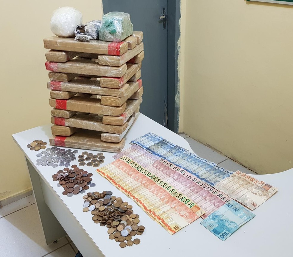 Drogas e dinheiro apreendidos em Canto do Buriti  — Foto: Divulgação/ Polícia Civil