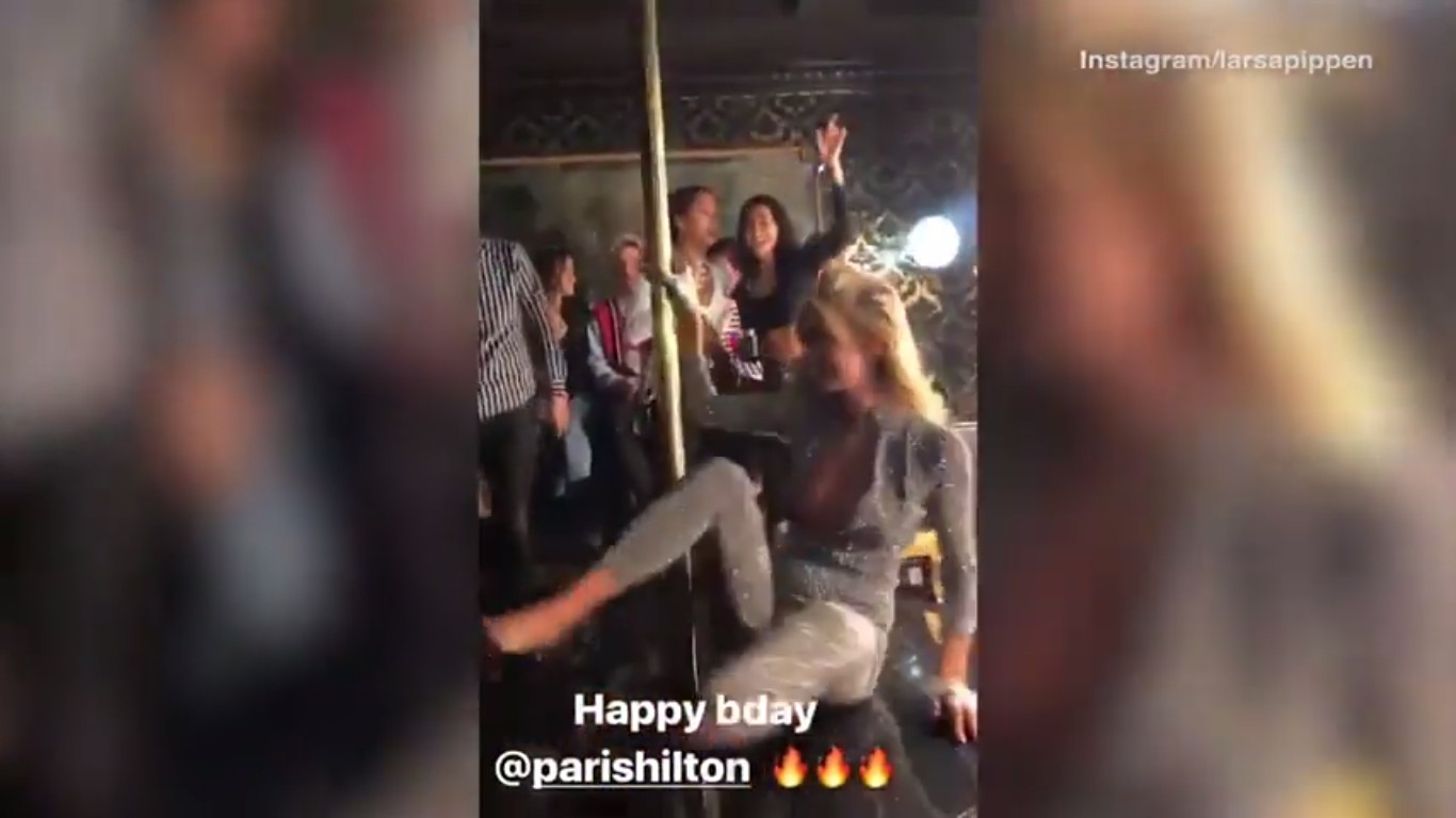 A socialite Paris Hilton no chão após rodopiar em uma barra de pole dance (Foto: Instagram)