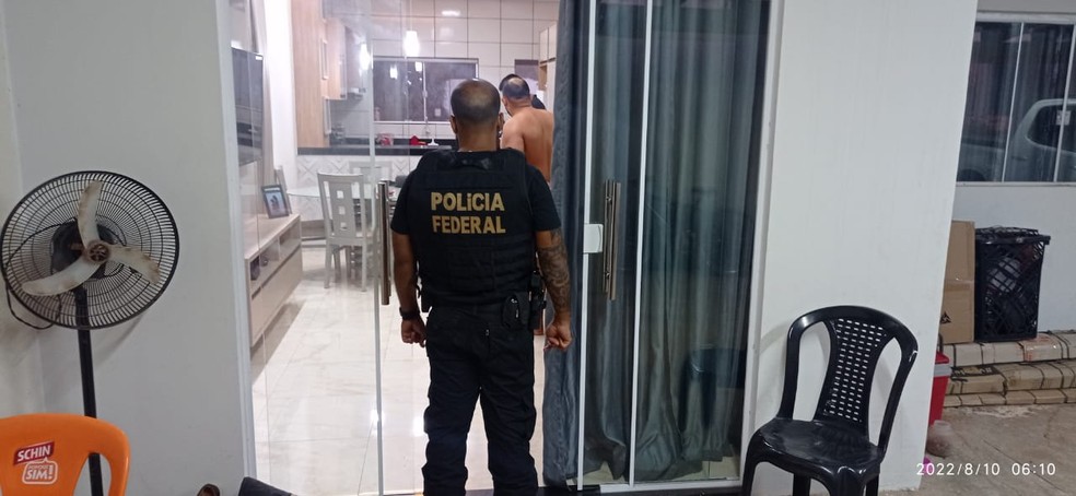 Homem foi encontrado em casa e teria participado de roubo milionário de bitcoins nos Estados Unidos — Foto: Divulgação/Polícia Federal