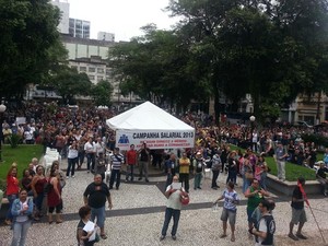 Servidores públicos em greve na Praça Mauá em Santos (Foto: Solange Freitas/TV Tribuna)