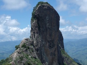 A Pedra do Baú (foto) é o ponto mais conhecido do complexo de rochas, que atrai esportistas em busca de desafios de escalada (Foto: Jean Lucas Carvalho Loprete/VC no G1)