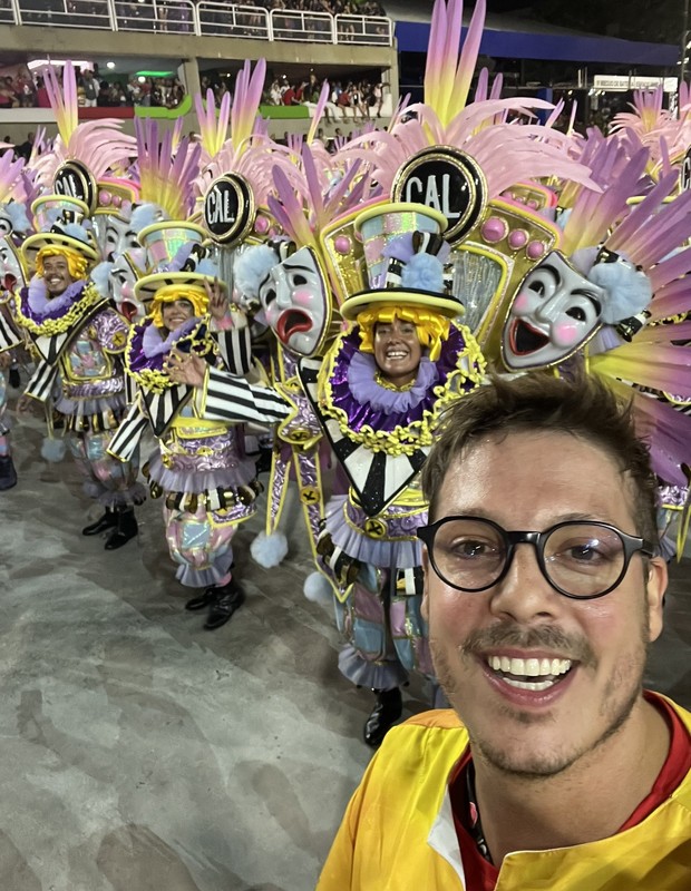 Fábio Porchat faz selfie com ala do desfile da São Clemente no Carnaval 2022 (Foto: Reprodução/Twitter)