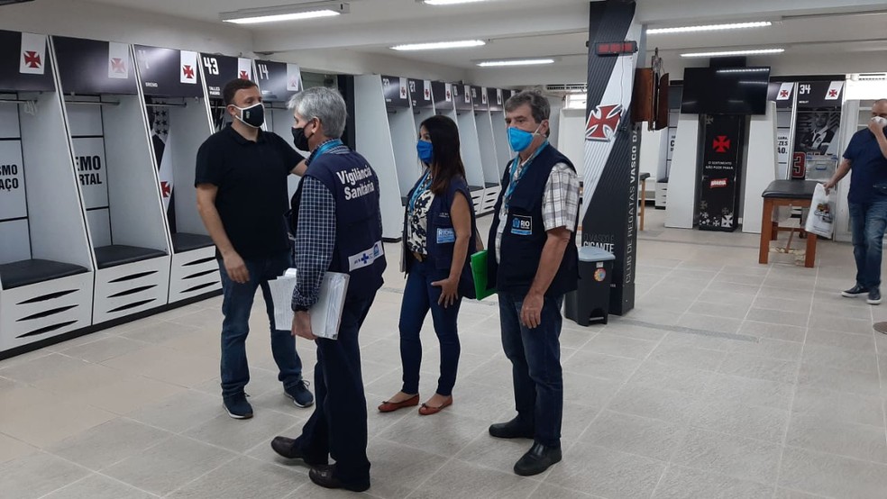 Fiscaliza��o da Vigil�ncia Sanit�ria no CT do Vasco � Foto: Divulga��o / Vigil�ncia Sanit�ria