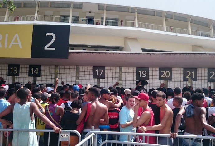 fila maracanã venda de ingressos fla corinthians (Foto: Caio Filho)