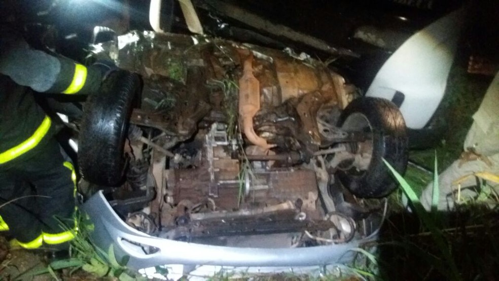 Casal morreu em acidente entre picape e carreta na BR-070, em Cáceres (Foto: Corpo de Bombeiros de MT/Assessoria)