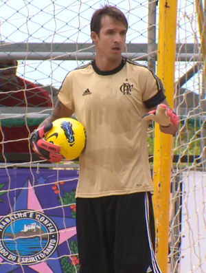 Vilão no 7 a 2, ex-goleiro do Vasco hoje defende o Flamengo na areia