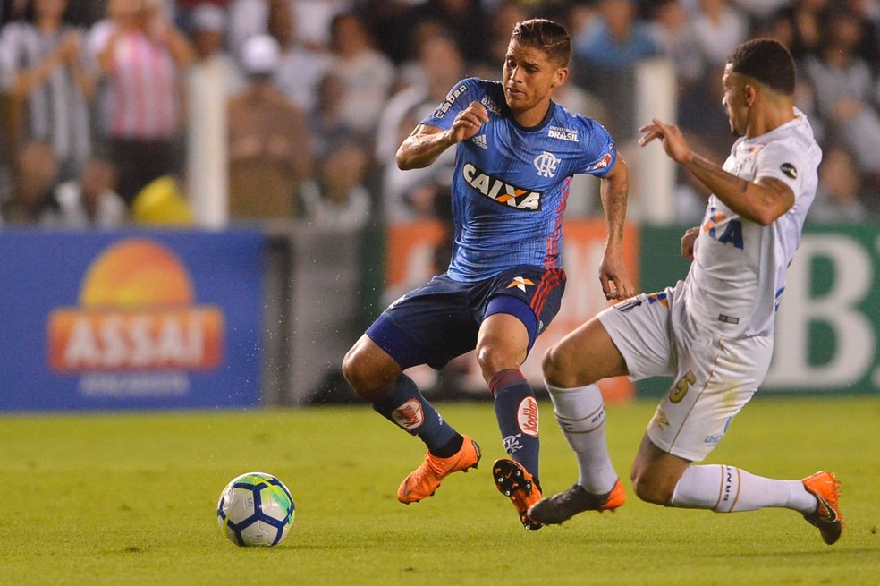 Cu�llar teve que se desdobrar para diminuir os espa�os em noite espa�ada do Fla (Foto: Staff Images / Flamengo)