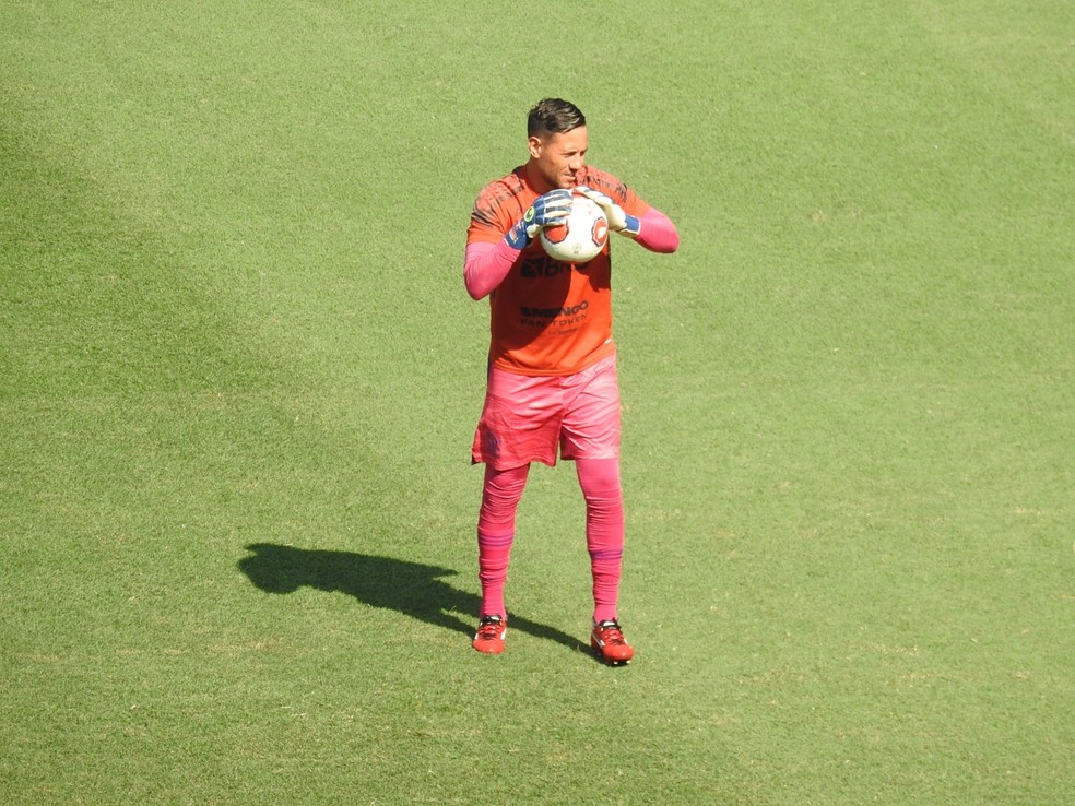Diego Alves, do Flamengo, contra o Resende, em 27 de fevereiro, seu último jogo — Foto: Fred Gomes