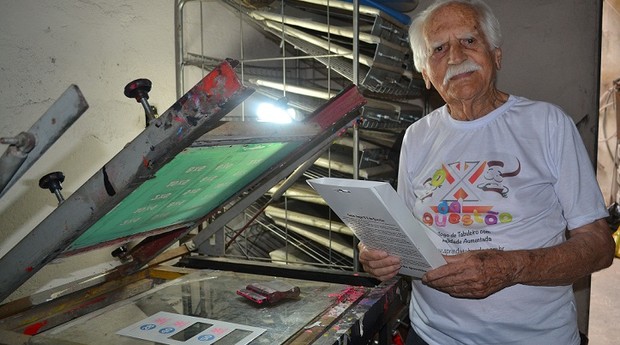 Nos fundos de casa, Garcia mantém uma máquina de serigrafia montada para imprimir os jogos manualmente (Foto: Marina Salles)