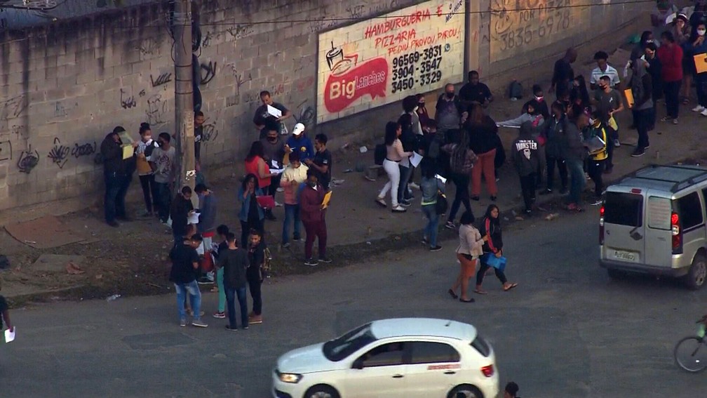 Funcionários recolhem currículos em depósito de supermercado em Acari — Foto: Reprodução/TV Globo