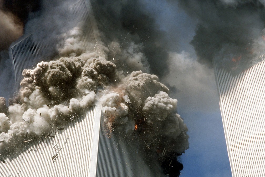 A torre sul do World Trade Center começa a desmoronar após os ataques aéreos do 11 de Setembro em Nova York — Foto: Gulnara Samoilova/AP/Arquivo
