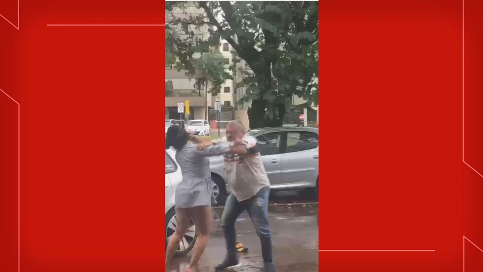 Homem é preso suspeito de agredir mulher, no DF — Foto: TV Globo/Reprodução