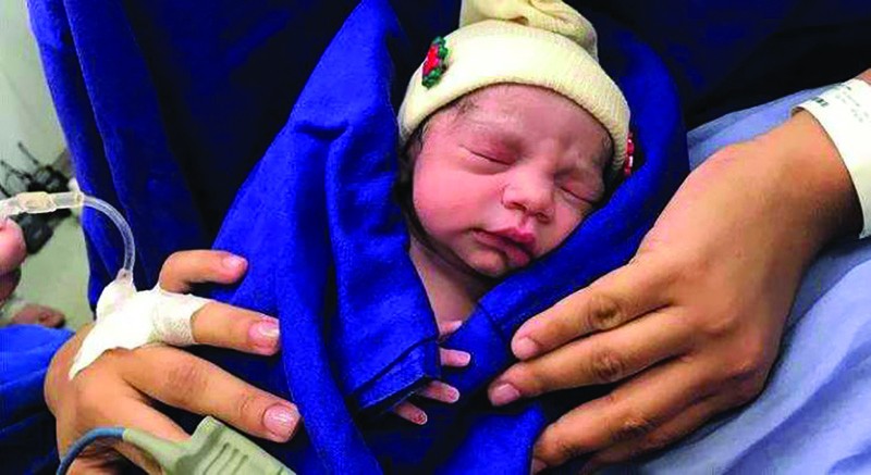 Bebê nasceu após o primeiro transplante de útero na França (Foto: AFP)