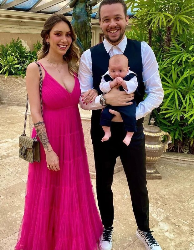 Bruno e a mulher, Malu Prange, com o filho, Ravi, de 2 meses, em festa de casamento de Leandro e Natália Guimarães (Foto: Reprodução/Instagram)