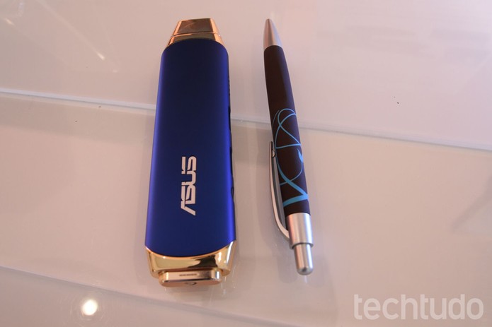 Computador "de bolso" tem mesmo tamanho de uma caneta (Foto: Fabrício Vitorino/TechTudo)