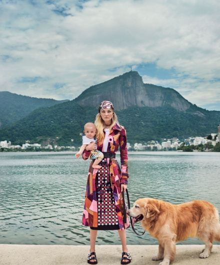 Carol Trentini posa com os filhos Bento e Benoah no Rio de Janeiro (Foto: Reprodução/Vogue americana )