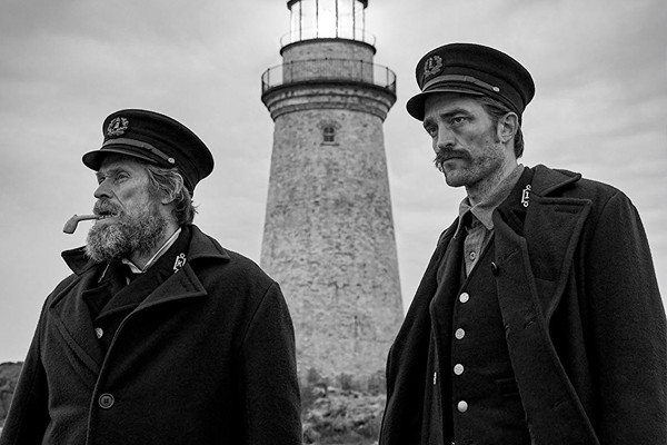 Willem Dafoe e Robert Pattinson em The Lighthouse (2019) (Foto: Divulgação)