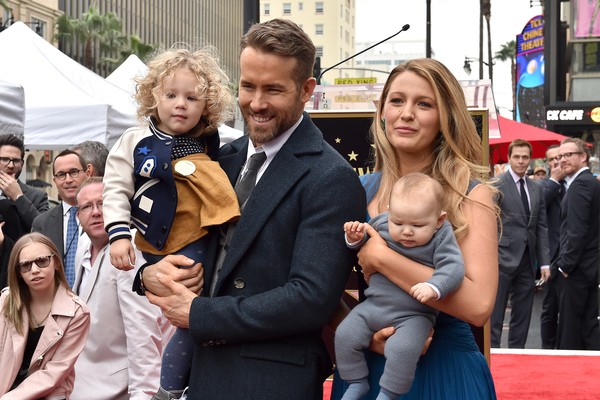 Os atores Ryan Reynolds e Blake Lively com suas duas filhas mais velhas, James e Inez, em 2016 (Foto: Getty Images)