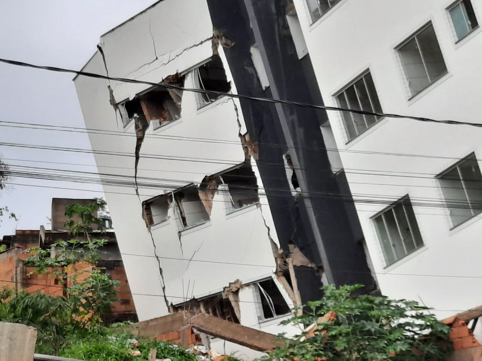 Prédio ameaça cair em Betim — Foto: Lucas Franco/TV Globo