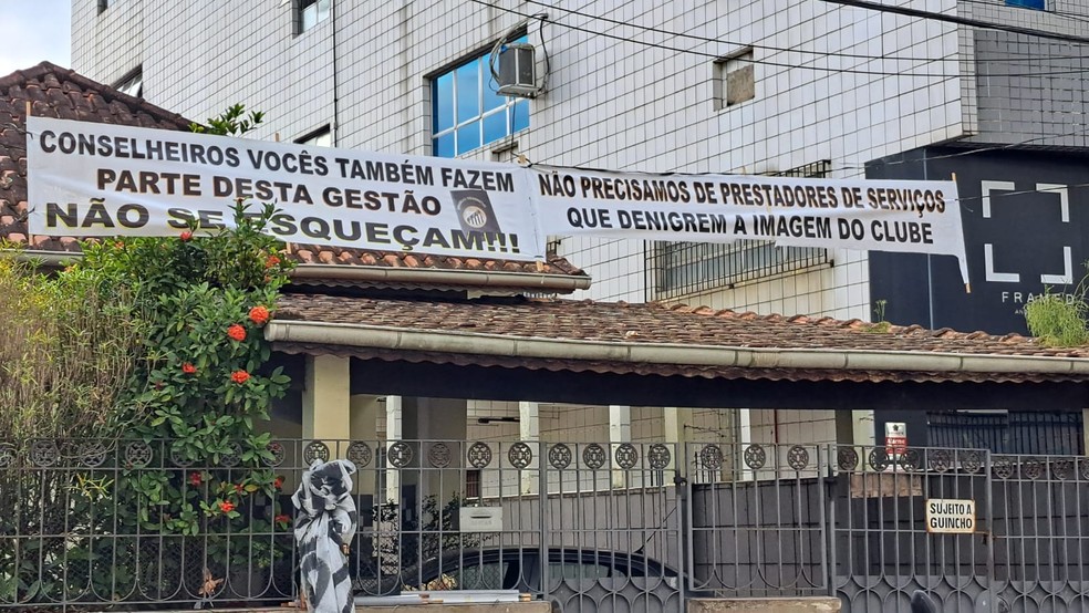 Faixas em protesto contra conselheiros do Santos — Foto: Arquivo pessoal