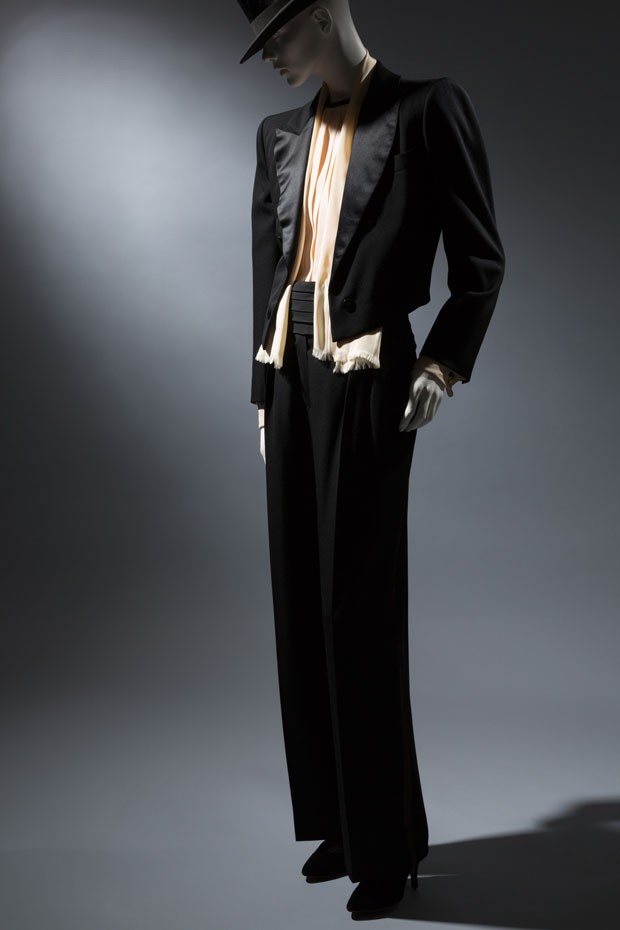 Saint Laurent Rive Gauche wool, satin and silk-crêpe “Le Smoking” evening suit, c 1982. Gift from the estate of Tina Chow (Foto:    )