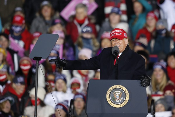 O presidente Donald Trump em seu comício em Grand Rapids, Michigan (Foto: Getty Images)