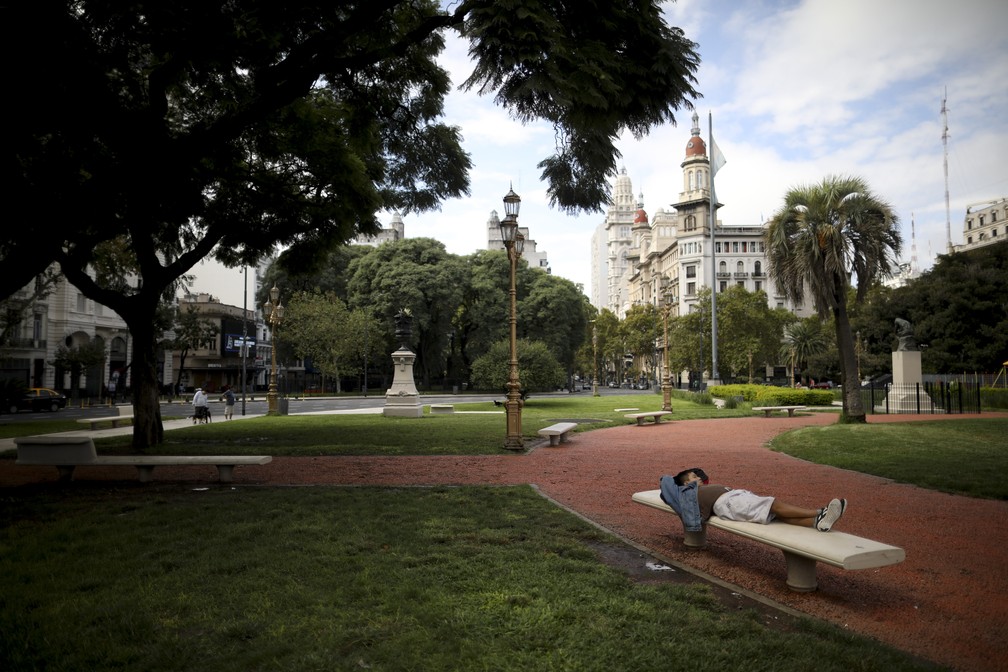 BUENOS AIRES - Um sem-teto descansa em um parque perto do Congresso nesta quarta-feira (1º), em Buenos Aires, na Argentina — Foto: Natacha Pisarenko/AP