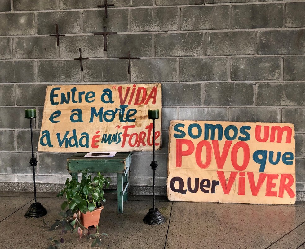 Cartazes feitos por moradores de rua na Casa de Oração do Povo da Rua, no Centro de São Paulo — Foto: Patrícia Figueiredo/G1