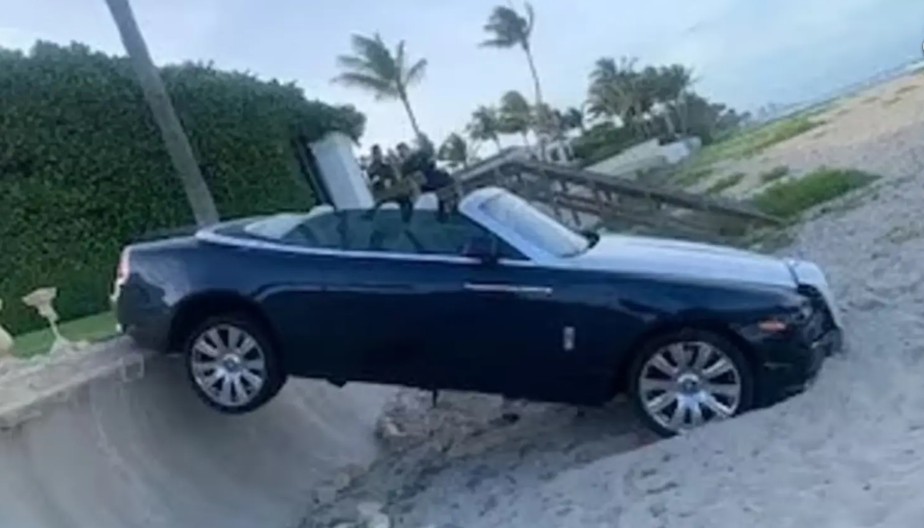 Idosa bate Rolls Royce e destrói escultura de mais de 16M de reais