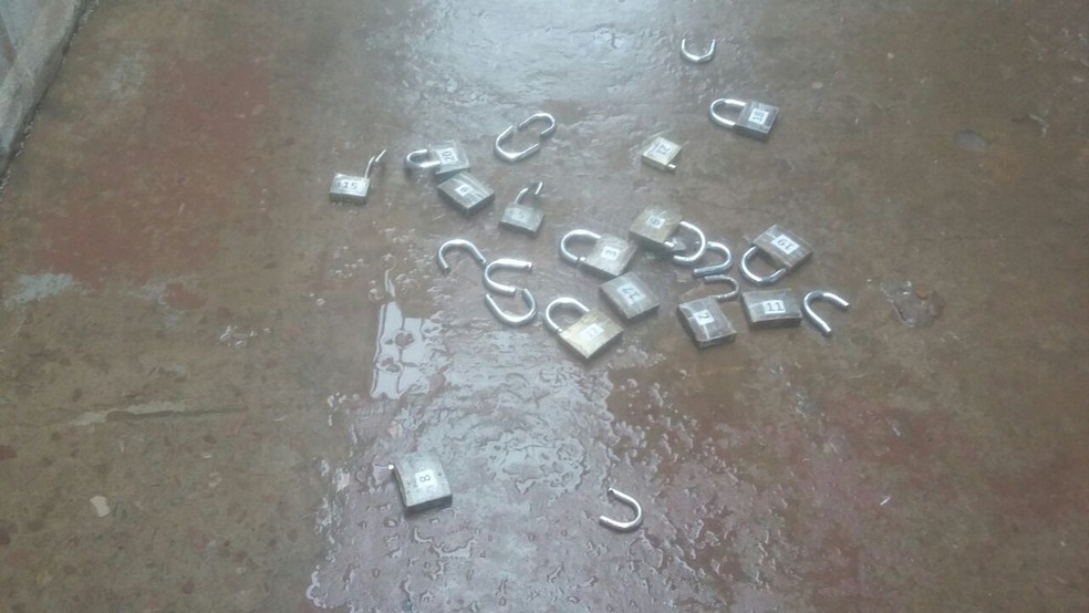 Agentes encontraram diversos cadeados destrudos na Penitenciria Mata Grande (Foto: Divulgao)