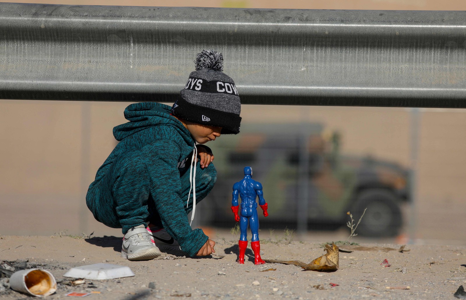 Criança venezuelana brinca com boneco do Capitão América, em Rio Grande em Ciudad Juarez, na fronteira do México com os EUA — Foto: HERIKA MARTINEZ/AFP