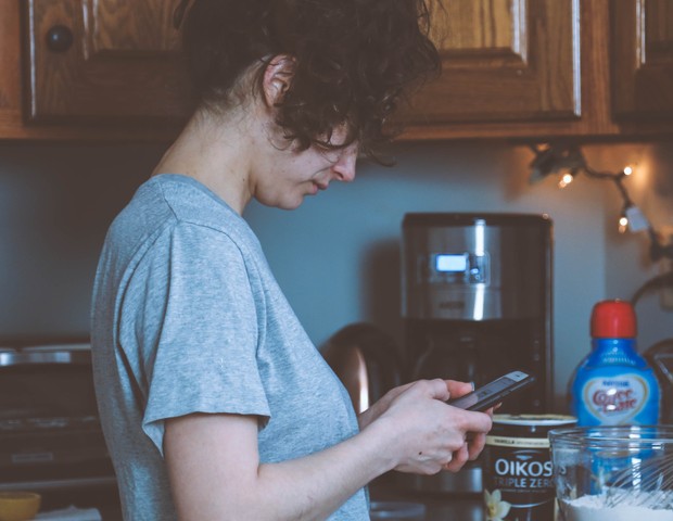 A maioria das mães se comparam às outras nas redes sociais (Foto: Pexels)