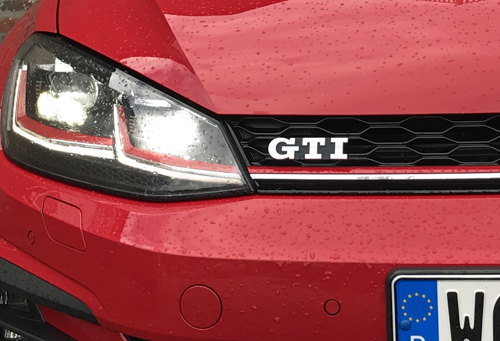 Detalhes em vermelho na lente dos faróis são uma das novidades do Volkswagen Golf GTI  (Foto: André Paixão/G1)