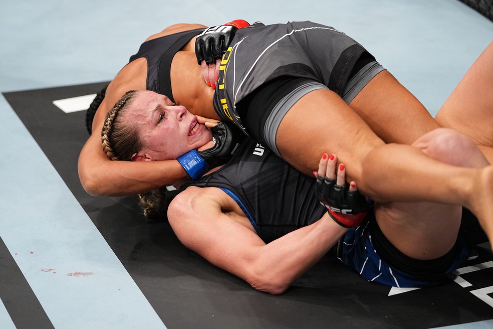 Katlyn Chookagian sofre com a guilhotina de Viviane Araújo no UFC 262 — Foto: Getty Images