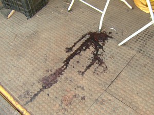 Marca de sangue no palco onde o funkeiro foi morto em Campinas (Foto: Reprodução / EPTV)