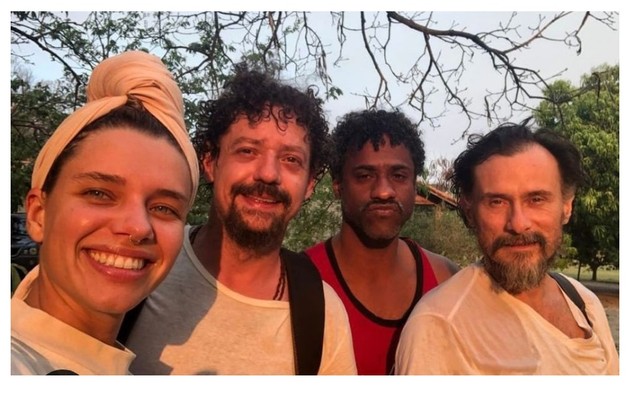 Bruna Linzmeyer, Chico Teixeira, Fabio Neppo e Enrique Diaz no por do sol (Foto: Reprodução)