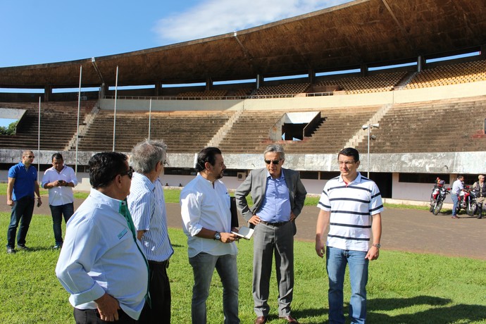 Vistoria ao estádio Morenão nesta sexta-feira (Foto: Hélder Rafael)