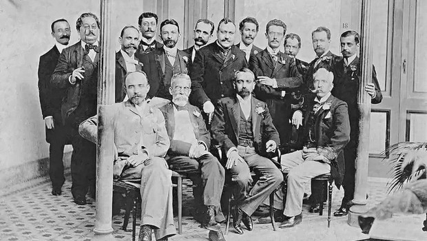 Machado de Assis — o segundo à esquerda, sentado — fundou a ABL em 1897 (Foto: GALERIA DE FOTOS DA ABL via BBC)