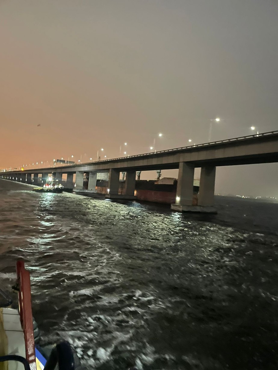 Embarcação colide com Ponte Rio-Niterói