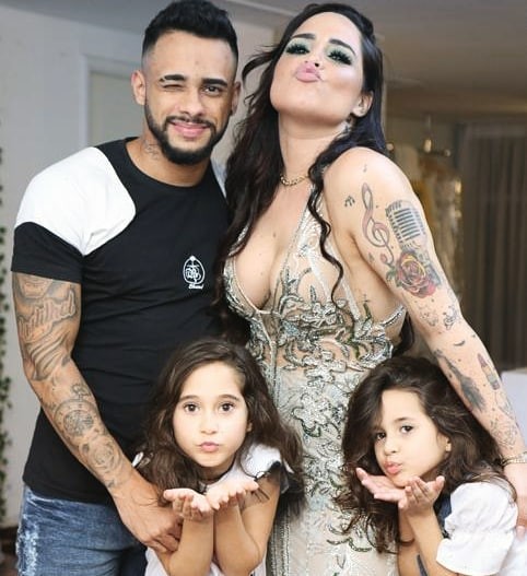 Cassio Castilhol, Perlla e as filhas Pérola e Pietra (Foto: Reprodução / Instagram)