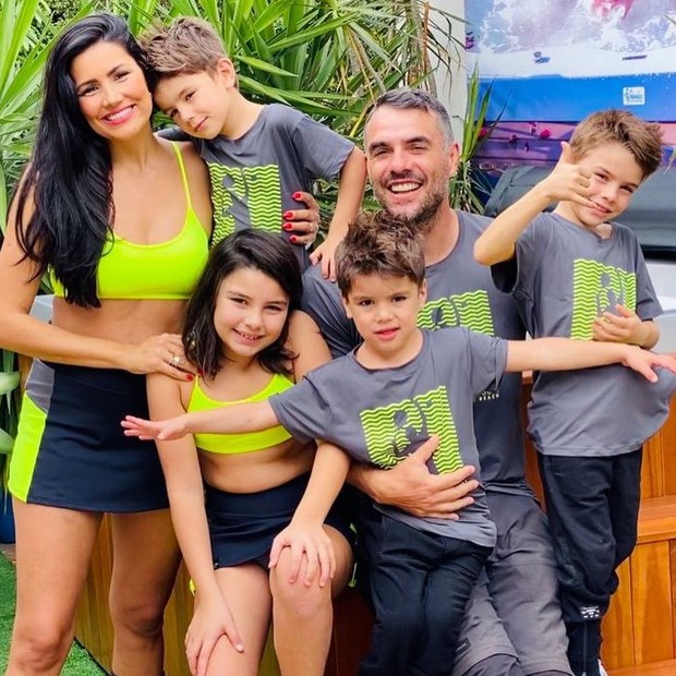 Mariana Felício e Daniel Saullo com os filhos José, João, Anita e Antonio (Foto: Reprodução/Instagram)