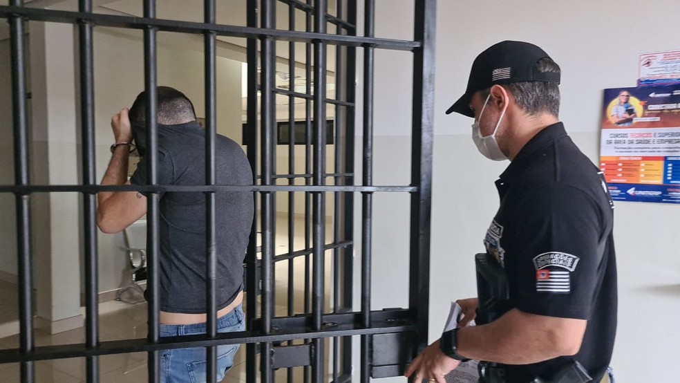 Momento em que preso chegou à delegacia em Rio Preto  — Foto: Reprodução/TV TEM 