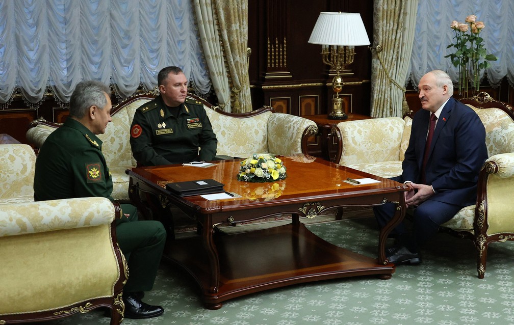 Encontro entre Alexander Lukashenko (à direita), Sergei Shoigu (à esquerda) e Viktor Khrenine (ao centro) — Foto: Maxim GUCHEK / AFP