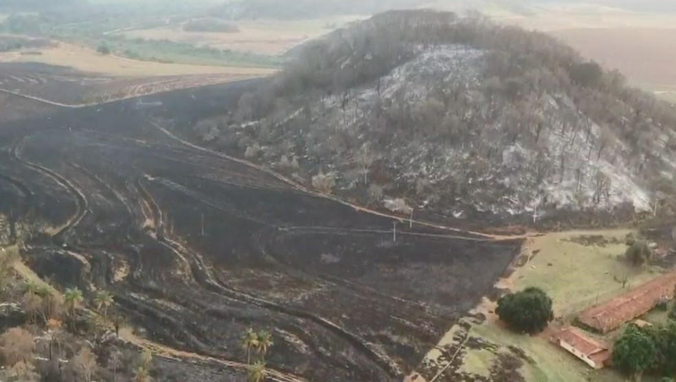 Bombeiros e outras equipes ainda trabalham no rescaldo no incêndio na região de Jaú  — Foto: Central de Notícias / Divulgação 