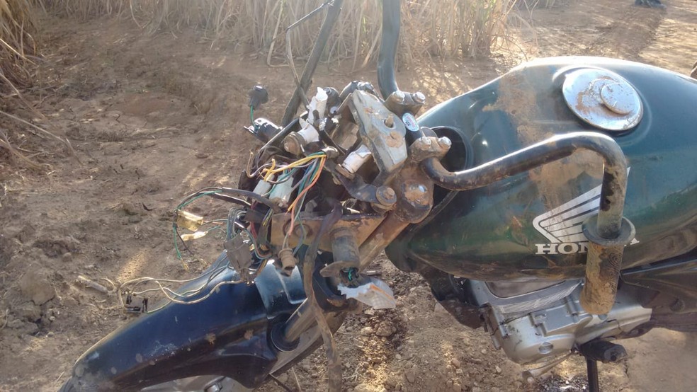 Motocicleta em que estavam as vítimas de acidente entre Limeira e Piracicaba (Foto: Edijan Del Santo/EPTV)
